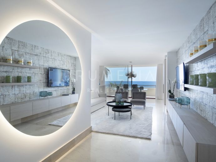 Espectacular Apartamento lujoso y moderno con vistas al mar en Estepona Playa, Estepona