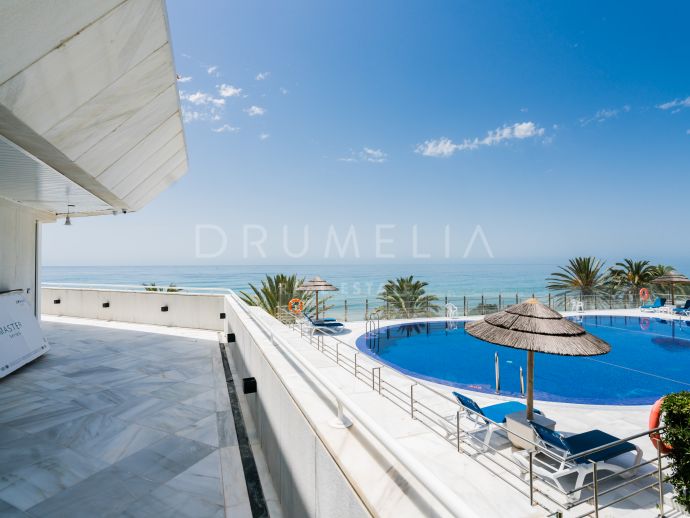 Stilvoll renoviert Frontline Strand Moderne Wohnung mit Blick auf Afrika, Marbella