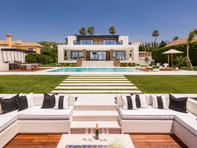 Brand -New Modern Villa, Frontline Golf of Los Naranjos, Nueva Andalucía