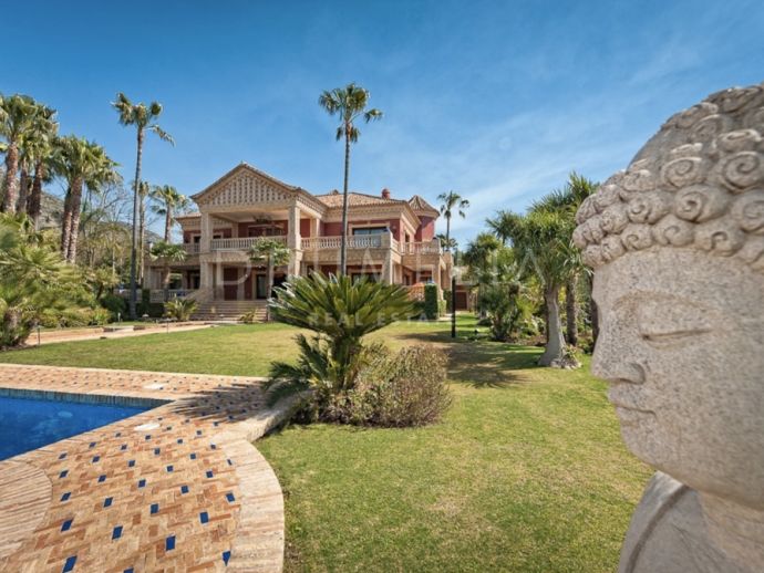 Extraordinaria Gran Mansión con Vistas en Sierra Blanca en venta en la Milla de Oro de Marbella