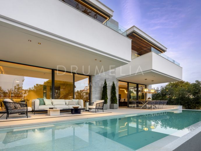 Ervaar de allure van deze prachtige villa met vijf slaapkamers, op loopafstand van het strand in Cortijo Blanco