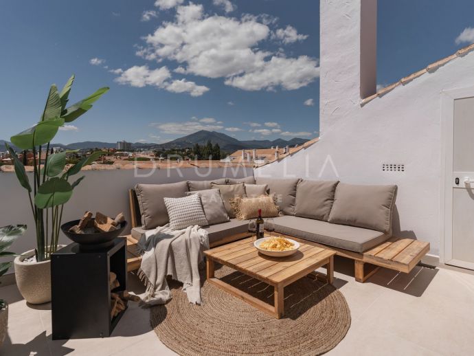Newly Renovated Duplex Penthouse Within Walking Distance of All AmenitiesWelcome to this impressive three-bedroom duplex penthouse located in the heart of Nueva Andalucia's sought-after El Dorado urbanization.