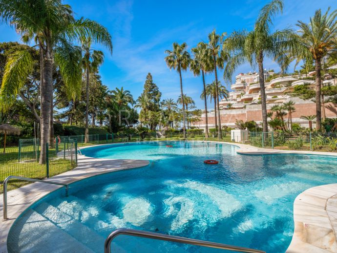 Puerto Banus- Ground Floor Duplex with Partial Sea Views in the Beachfront Residential of Gray D'Albion