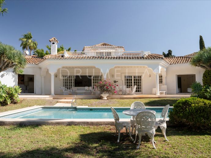 Charmig villa i andalusisk stil med privat pool i El Paraiso - den nya Golden Mile i Estepona