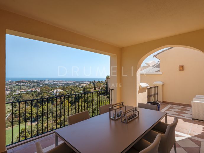 Buenavista - Expérience de vie inégalée au cœur de Benahavis : Penthouse de 3 chambres avec vue imprenable sur la mer Méditerranée