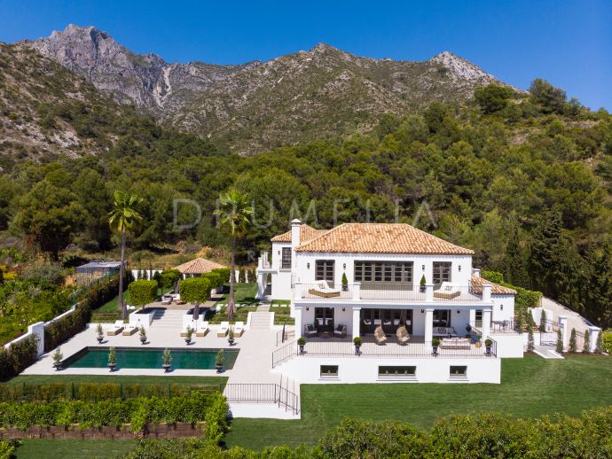 Lujosa Villa de 6 dormitorios en venta en Sierra Blanca, Marbella: Una mezcla de encanto andaluz y elegancia nórdica
