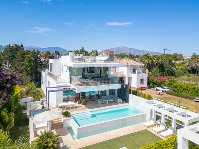 Brand New: Stunning Contemporary Villa, Walking Distance to the Beach, on the New Golden Mile Beachside- Estepona