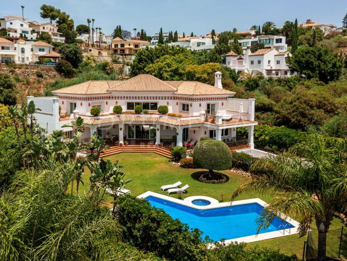 Klassieke villa in Andalusische stijl met uitzicht op zee te koop in El Paraiso, Benahavis