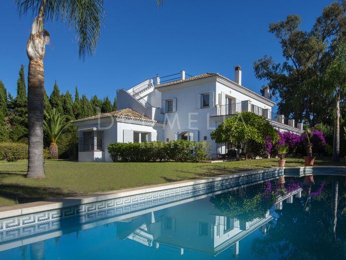 Elegant andalusisk villa med tropisk trädgård och pool, Guadalmina Baja