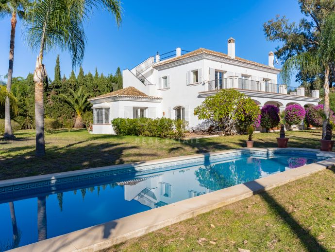 Elegant andalusisk villa med tropisk trädgård och pool, Guadalmina Baja