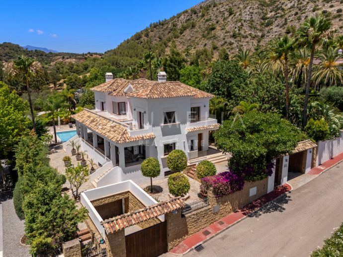 5-Bedroom Villa with Incredible Panoramic Sea and La Concha Mountain Views in Los Picos- Marbella Golden Mile