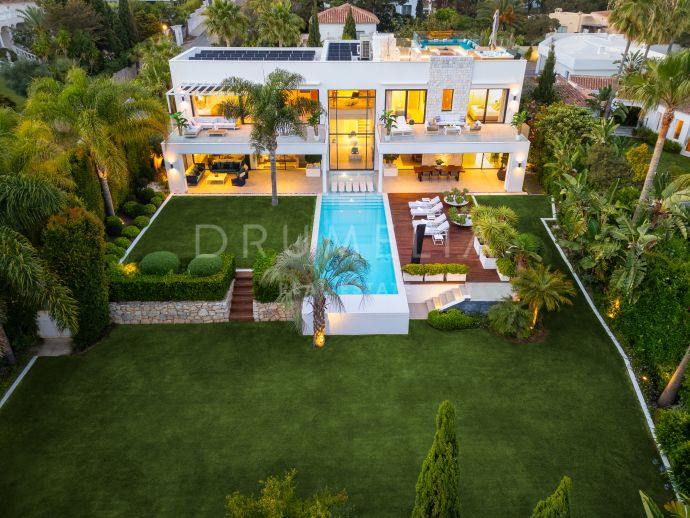 Preisgekrönte zeitgenössische Villa mit Meerblick und beheiztem Swimmingpool in Marbesa, Marbella Ost
