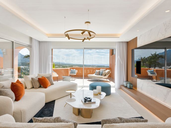 Luxueus duplex penthouse te koop met panoramisch uitzicht op zee in het prestigieuze Les Belvederes, Nueva Andalucia