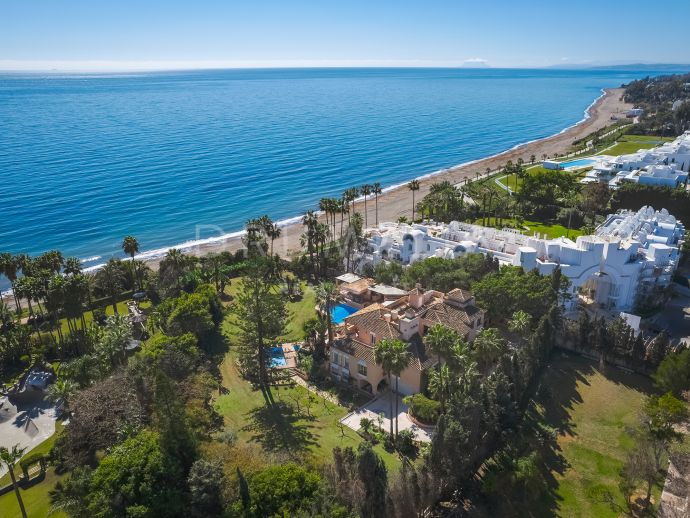 Wohnen am Strand: 8-Schlafzimmer und Panoramablick auf das Meer mit direktem Zugang zum Strand in Hacienda Beach- Estepona