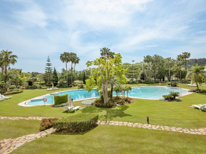 Los Granados Golf: Experience the Luxury of Golf Front Living and Iconic Views with this Exquisite 3-Bed Apartment