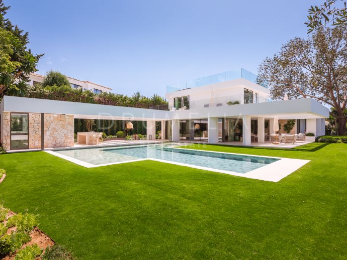 Lujosa villa contemporánea de 5 dormitorios en el corazón de Nueva Andalucía con vistas al campo de golf