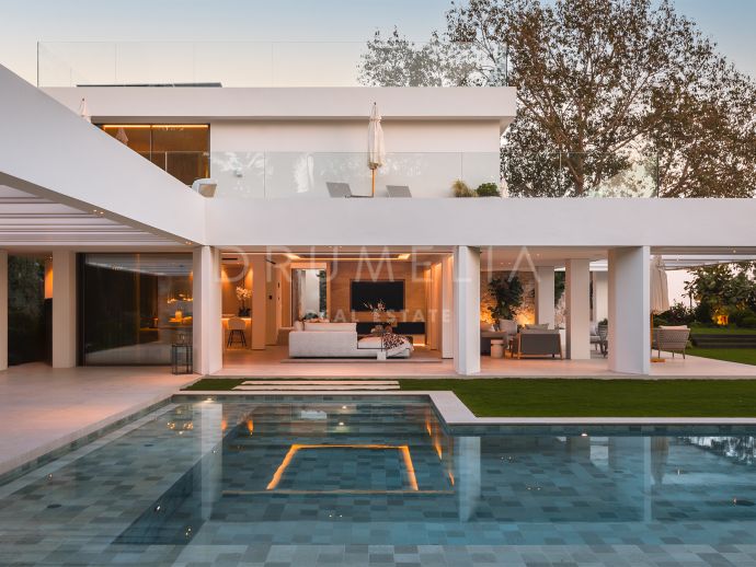 Luxuriöse zeitgenössische 5-Bett-Villa im Herzen von Nueva Andalucia mit Blick auf den Golfplatz