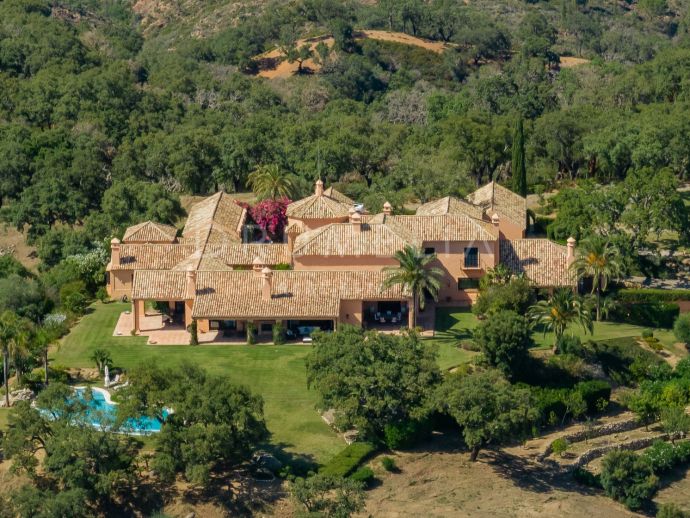 La Mairena: Timeless Elegance- Classic Residence in an Unparalleled Natural Enclave, Just 15 Minutes from Marbella