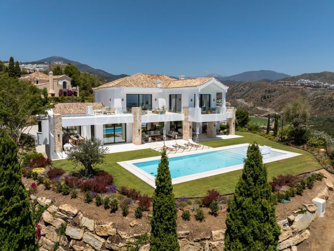 Unparalled Luxury: Brand-New 8-Bed Villa with Panoramic Sea Views in the Gated Community El Herrojo- Benahavis