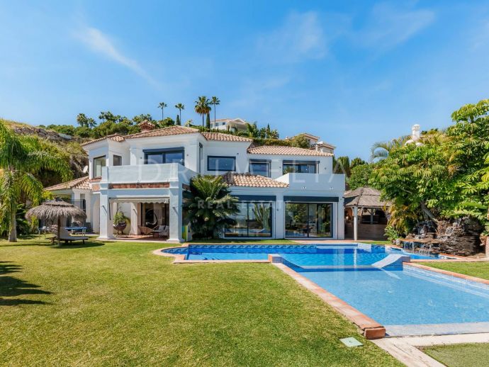 Preciosa villa mediterránea moderna en venta en Puerto del Almendro, Benahavis