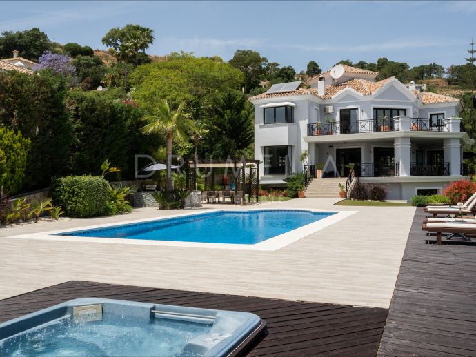 Villa in mediterrane stijl in Monte Mayor met privézwembad en panoramisch uitzicht op zee en de bergen