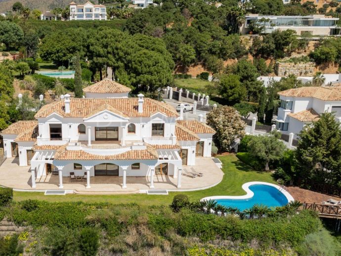 Prachtige villa met panoramisch uitzicht op zee en de bergen en twee zwembaden in Monte Mayor-Benahavis