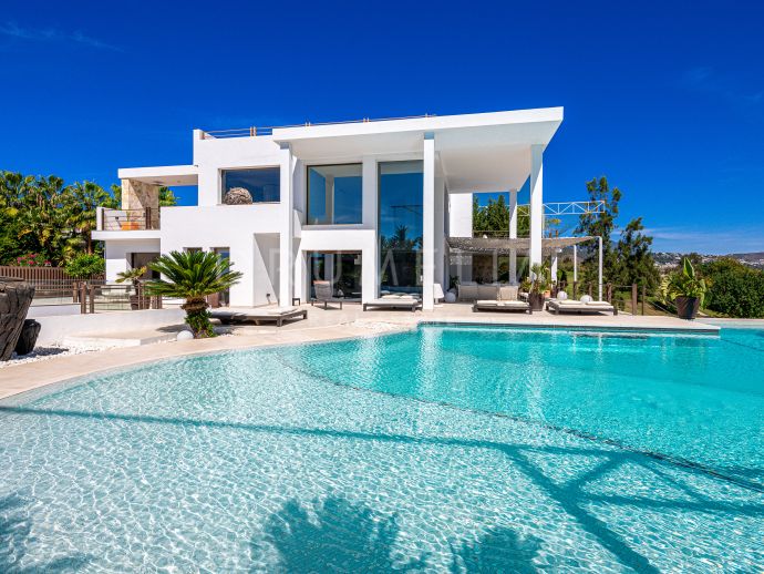 Moderna villa con impresionantes vistas al mar en venta en La Alquería, Benahavís.