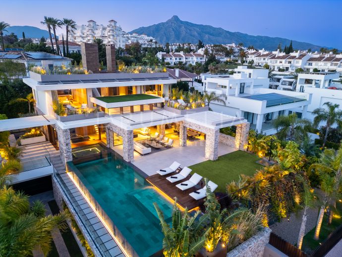 Joya Arquitectónica en Nueva Andalucía: Villa Moderna de 5 dormitorios y un Estilo de Vida Incomparable cerca de Puerto Banús