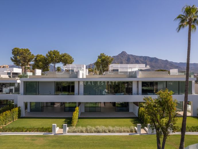 Villa de luxe moderne à vendre dans une communauté fermée avec de nombreux équipements et un emplacement de choix à Marbella