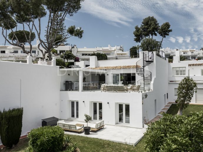 Elegante Adosada en Nueva Andalucia: En Primera Línea de Golf con Magníficas Vistas y Lujosas Instalaciones