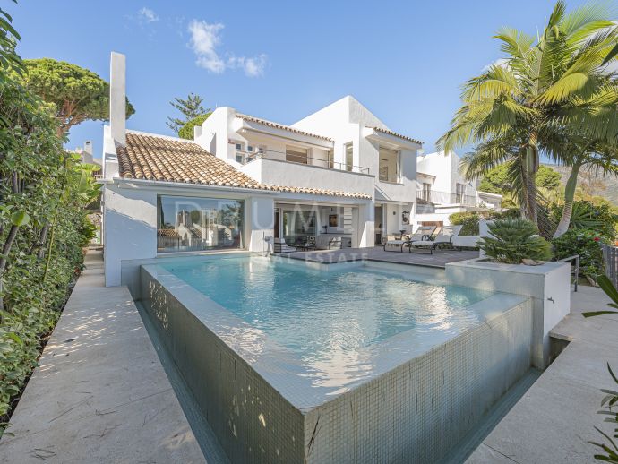 Maison moderne semi-détachée avec piscine privée et vue sur la mer à Peñablanca- Nueva Andalucía