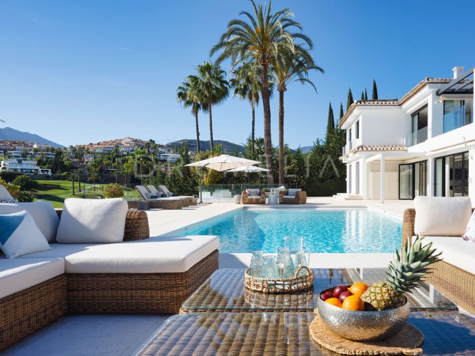 Oasis by the Golf: Modern villa med pool vid frontlinjen Golf i Los Naranjos - Nueva Andalucía