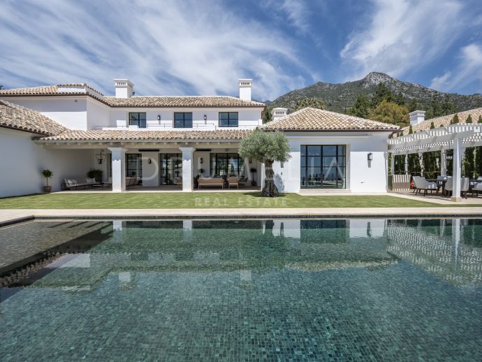 Villa de Lujo con Vistas Panorámicas y Alta Seguridad en la Milla de Oro de Marbella, Cascada de Camojan