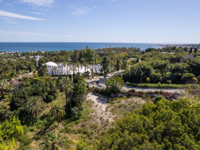 Spektakuläres Grundstück in einem luxuriösen Rückzugsort in Marbella mit genehmigtem Villenprojekt.
