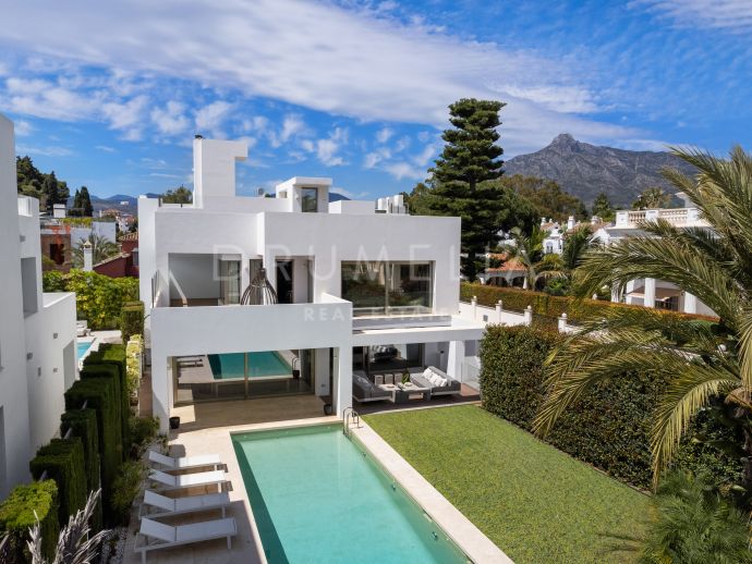 Villa de lujo en la exclusiva Rio Verde Playa, diseño moderno con tecnología de última generación, Marbella.