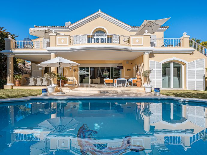 Exquise villa de 5 chambres en bord de mer dans le quartier de Casablanca, le Golden Mile de Marbella