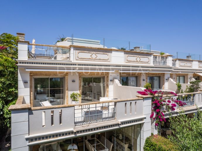 Magnifique maison de ville de luxe avec vue panoramique sur la mer et les montagnes à Sierra Blanca, le Golden Mile de Marbella.