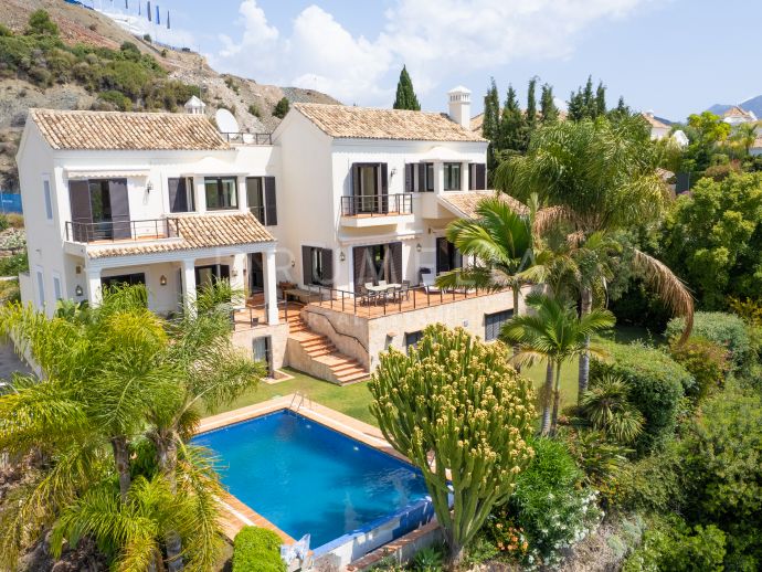 Fantastisk sørvendt villa med fem soverom og utsikt over havet og golfbanen, La Quinta, Benahavis