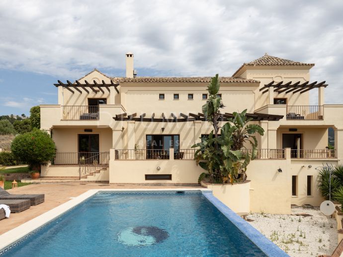 Exceptional villa with character, panoramic views and luxurious amenities in Monte Mayor, Benahavis