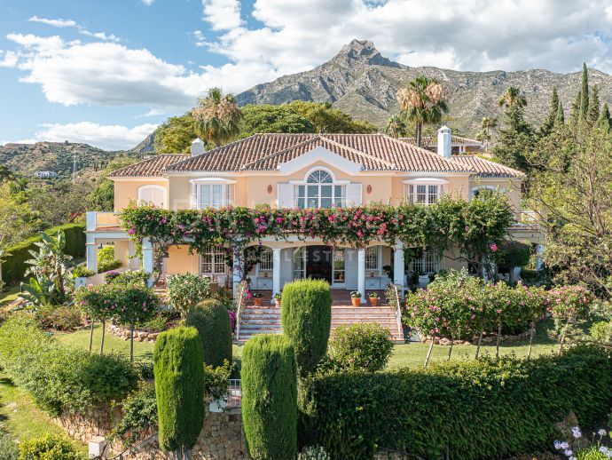 Classic and elegant high-end villa with panoramic sea views for sale on the Golden Mile of Marbella
