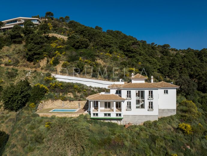 Luxury villa with lots of potential and stunning sea and mountain views in Monte Mayor, Benahavis