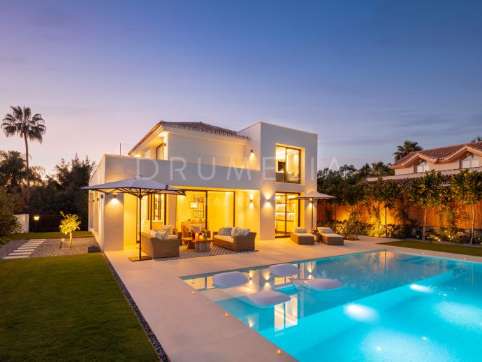 Espectacular villa moderna con comodidades de lujo en el Valle del Golf de Nueva Andalucía, Marbella
