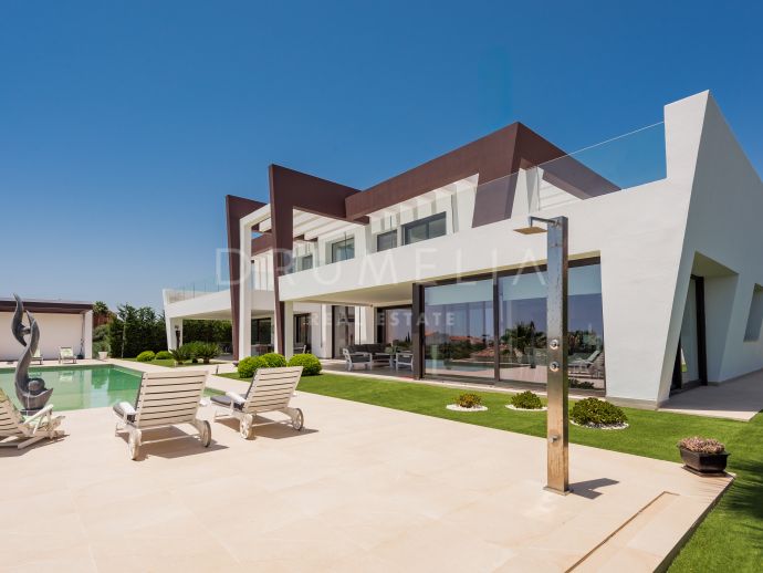 Espectacular casa moderna de lujo con características Avant-guard y vistas al mar en Los Flamingos, Benahavís