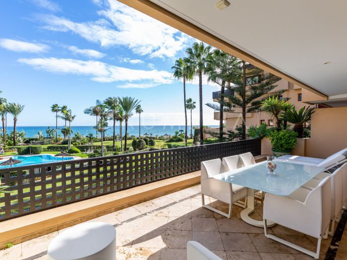 Strandnära lägenhet med fantastisk havsutsikt i Costalita del Mar, New Golden Mile, Estepona