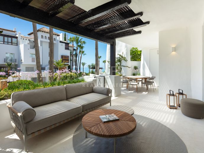 Élégant appartement moderne de luxe au rez-de-chaussée de Marina de Puente Romano, sur le Golden Mile de Marbella.