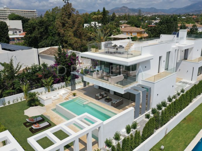 Nouvelle villa de luxe moderne et sophistiquée à Guadalmina Baja, San Pedro de Alcantara.
