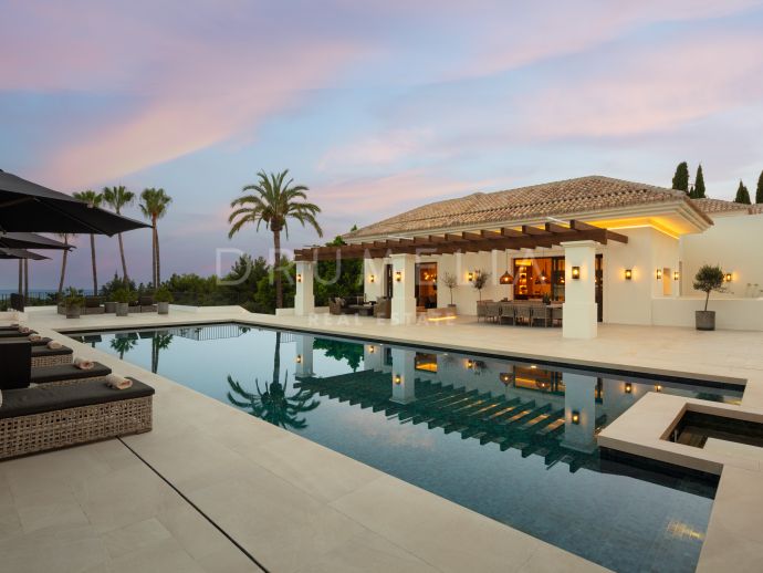 Elegant Mansion with sea views and private tennis/paddle court in Rocio de Nagüeles, Marbella