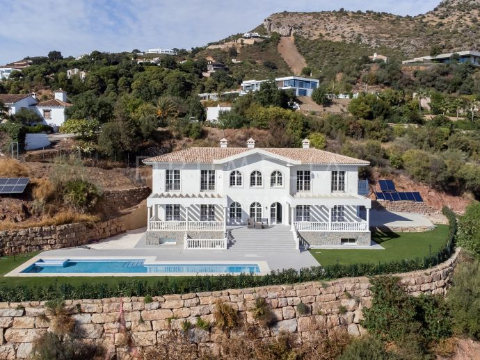 Elegant and classy luxury villa with panoramic views in Marbella Club Golf Resort, Benahavis