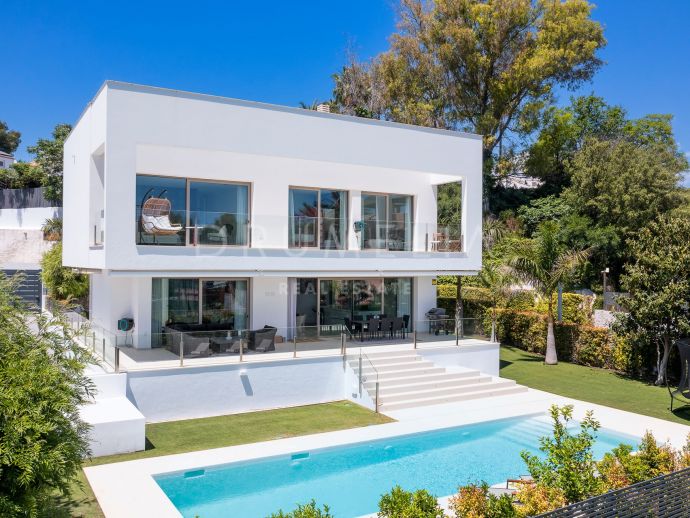 Beautiful and sophisticated modern high-end villa in exclusive Casasola, Estepona