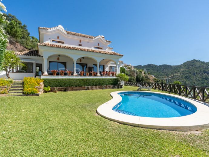 Vacker medelhavsinspirerad high-end villa med utsikt över havet och bergen i Monte Mayor, Benahavís